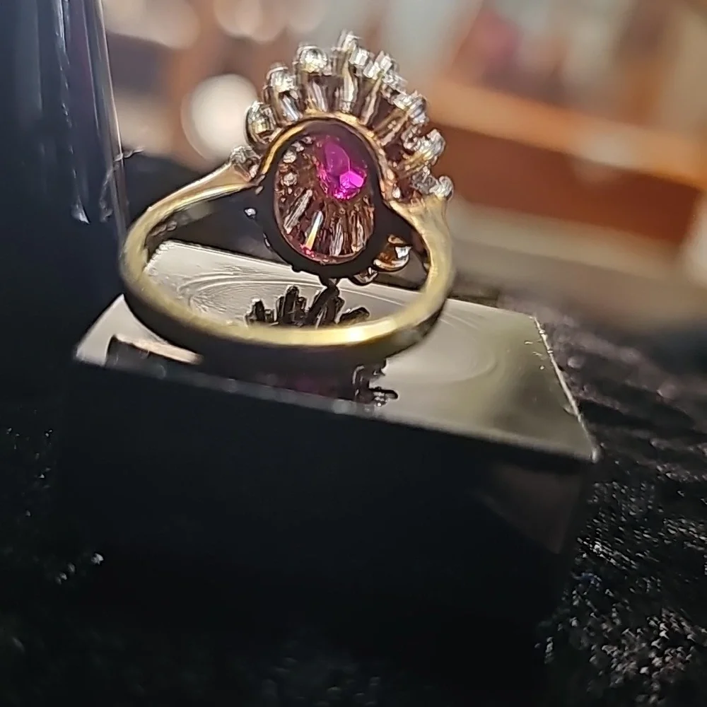 GORGEOUS Goldtone Ring size 8 - Picture 4 of 5